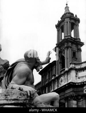 Dettaglio della Fontana dei Quattro Fiumi in Piazza Navona. Foto Stock