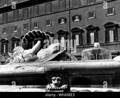 La fontana di Piazza Colonna. Le teste di leoni data dal 1575-77 i delfini da una ricostruzione del 1830 Foto Stock