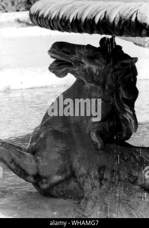 Il getto centrale della Fontana dei cavalli marini nei giardini di Villa Borghese Foto Stock