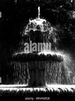 Il getto centrale della Fontana dei cavalli marini nei giardini di Villa Borghese Foto Stock