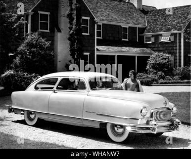 1951 Nash. Il lussuoso Ambassador 2 berlina porta. matura in auto a parlare con una donna al di fuori di casa grande. . Stati Uniti d'America. . Foto Stock