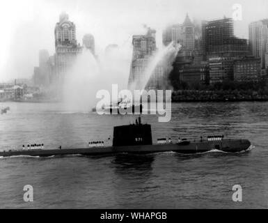 USS Nautilus immettendo il porto di New York il 25 agosto 1958 dopo aver effettuato una trans viaggio polare sotto il ghiaccio artico cap.. Foto Stock