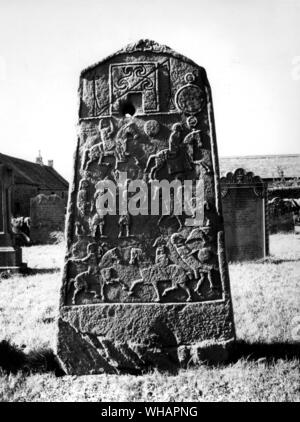 Aberlemno. Simbolo Pictish pietra nel sagrato (retro con cavalieri ecc.). Foto Stock