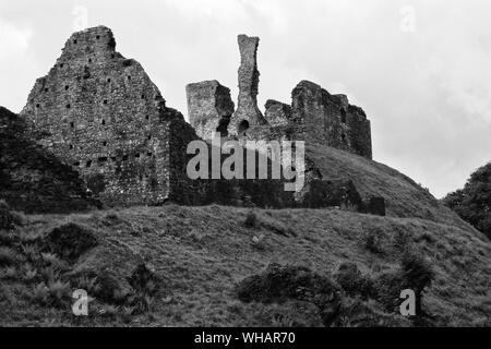 Dettagli e viste di Okehampton Castle, Devon, in Inghilterra in un giorno di pioggia con drammatica del cielo Foto Stock