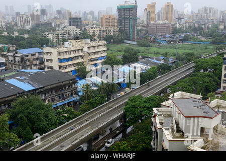 INDIA, Mumbai, suburbana Malad durante la stagione di pioggia monsone, Costruzione del cavalcavia ponte sul pilastro per la nuova metropolitana di Mumbai, costruito da MMRDA Mumbai Regione Metropolitana Development Authority e Mumbai Metro Railway Corporation Limited Foto Stock