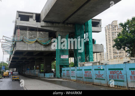 INDIA, Mumbai, suburbana Goregoan, Costruzione del cavalcavia ponte sul pilastro e stazione per la nuova metropolitana di Mumbai, costruito da MMRDA Mumbai Regione Metropolitana Development Authority e Mumbai Metro Railway Corporation Limited Foto Stock