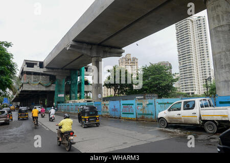 INDIA, Mumbai, suburbana Goregoan, Costruzione del cavalcavia ponte sul pilastro e stazione per la nuova metropolitana di Mumbai, costruito da MMRDA Mumbai Regione Metropolitana Development Authority e Mumbai Metro Railway Corporation Limited Foto Stock