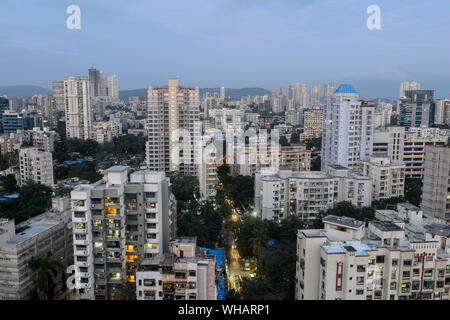 INDIA, Mumbai, grattacielo nel sobborgo Goregoan Foto Stock