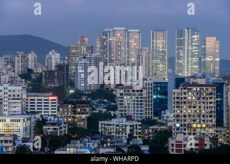 INDIA, Mumbai, finestre illuminate dei grattacieli nel sobborgo Goregoan durante il crepuscolo, blu ora, alla sera Foto Stock