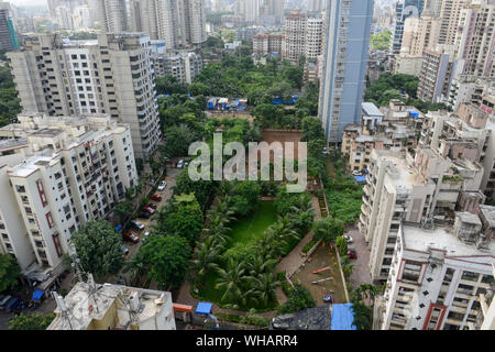 INDIA, Mumbai, grattacielo nel sobborgo Goregoan Foto Stock