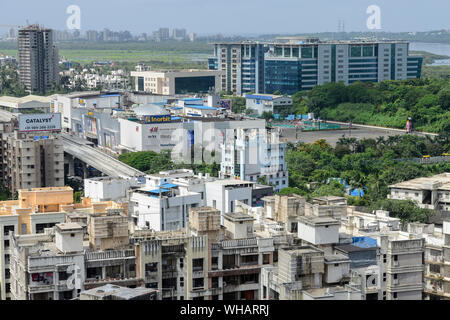 INDIA, Mumbai, sviluppo urbano, grattacielo con costosi Appartamenti in Borgo Goregoan, Inorbit shopping mall e il callcenter e BPO edifici per uffici, ponte per la nuova metropolitana di Mumbai Foto Stock