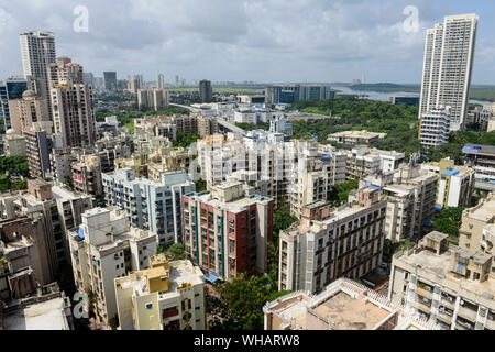 INDIA, Mumbai, sviluppo urbano, grattacielo con costosi Appartamenti in Borgo Goregoan, Inorbit shopping mall e il callcenter e BPO edifici per uffici Foto Stock