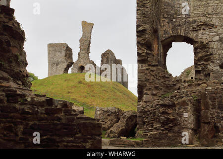 Dettagli e viste di Okehampton Castle, Devon, in Inghilterra in un giorno di pioggia con drammatica del cielo Foto Stock