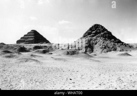 Passo Piramide di Zoser, Sakkara. Dinastia III c 2650 BC. Attraverso la grande corte della piramide complesso di Djoser (Zoser) (2667 - 2648] BC), il secondo re della III dinastia, sorge il passo piramide, situato a Saqqara vicino al giorno moderno Il Cairo. Si ritiene che sia stato creato da un uomo, Imhotep. Egli è stato chiamato medico, salvia, architetto, astronomo e Sommo Sacerdote. Durante uno scavo nel 1924-26, un piedistallo di una statua di Djoser (Zoser) è stata trovata. Questo complesso rappresenta il primo grande lavoro in pietra. Che è, a meno che non vi siano altre opere che devono ancora essere trovati. . . Foto Stock