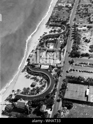 Miami Beach. Surf Club cabanas costruito in un rams horn configurazione attorno al clubhouse. Ombrellone sulla sabbia, in primo piano, è uno dei più grandi realizzati per le spiagge e ha un 38ft diametro. In cabanas gli ospiti non fanno nulla. Foto Stock