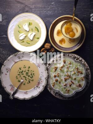 Cucina internazionale di Robin Howe. Parte superiore. Zuppa Vichyssoise.. In Francia o negli Stati Uniti.. Iced zuppa di Avocado.. Stati Uniti d'America. Fondo. Lo yogurt e la zuppa di cetriolo.. Tarator, Bulgaria.. Zuppa di albicocche.. Barack livelli, Ungheria. Foto Stock