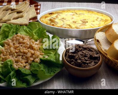 Cucina internazionale . Top, vasi di gamberetti.. Bretagna.. . Fondo, gamberi cotti nel porto. Com Camaroes Vincho do Porto, Portogallo. . "Cviar' nizzarda.. La Francia. Foto Stock