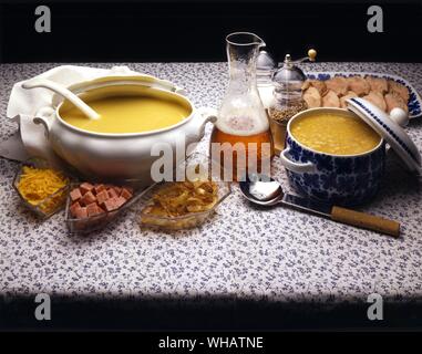 Cucina internazionale . Da sinistra a destra. Zuppa di lenticchie. Britan.. . Zuppa Yellow-Pea.. Arter Med Pallone, Svezia. Foto Stock