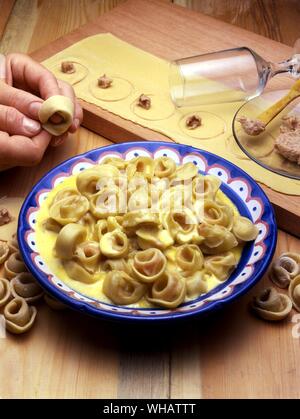 La cucina italiana di Robin Howe. . Tortellini alla panna.. Tortellini in salsa alla panna. Foto Stock