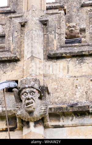 Medieval doccioni sulla chiesa di St Peters (1465) in Cotswold città di Winchcombe, GLOUCESTERSHIRE REGNO UNITO Foto Stock