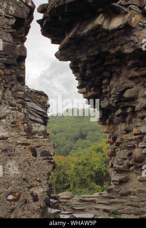 Dettagli e viste di Okehampton Castle, Devon, in Inghilterra in un giorno di pioggia con drammatica del cielo Foto Stock