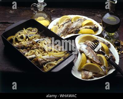 La cucina italiana di Robin Howe. . A sinistra, . Acciughe in padella.. Frittura di alici fresche.. . A destra.. Acciughe in Saor.. Alici marinate. Foto Stock