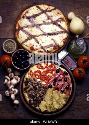 La cucina italiana di Robin Howe. . Parte superiore.. Pizza alla napoletana.. . Basso.. Pizza Quattro Stagioni. (Four Seasons Pizza) Foto Stock