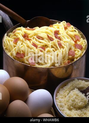 La cucina italiana di Robin Howe. . Spaghetti alla carbonara.. Spaghetti con uova e pancetta Salsa.. . Foto Stock