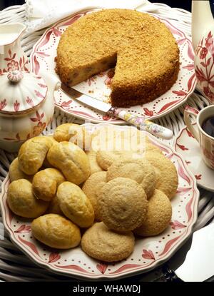 La cucina italiana . . Parte superiore.. La Torta di pane e gli amaretti.. Pane e budino di amaretto.. . In basso, Sinistra.. Fave dei Morti.. 'Dead uomini i fagioli'.. . In basso a destra.. Amaretti d'Oristano.. Amaretti di mandorla. Foto Stock