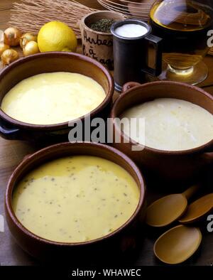 Ricette francesi . . A destra in senso orario. Salsa hollandaise.. Burro e uova Salsa.. . Salsa Mousseline.. Cremoso hollandaise.. . La salsa Bearnaise.. Uovo e salsa di dragoncello.. . Foto Stock
