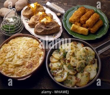 Ricette francesi . Contenuto pagina.. . In senso orario da in alto a sinistra.. Patates En chemise, En Rode de Chambre.. Patate al forno.. . Pommes de terre Duchesse,.. La duchessa di patate.. . Pommes de terre Lyonnaise.. La Lyonnaise patate.. . Posizione Gratin de Pommes de Terre Dauphinoise.. Festone di patate con latte e formaggio. Foto Stock