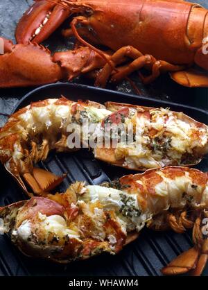 Homard griglia Maitre d'hotel. L'aragosta con limone e burro alle erbe aromatiche Foto Stock