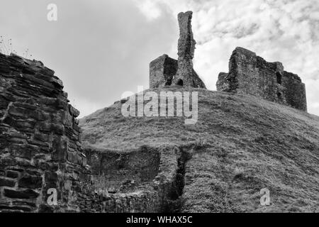 Dettagli e viste di Okehampton Castle, Devon, in Inghilterra in un giorno di pioggia con drammatica del cielo Foto Stock