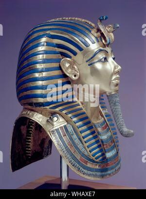 Tutankhamon - Tut Pl. 26 (XXVI) oro maschera (trovato da Howard Carter) Tutankhamon la maschera funeraria in oro massiccio, intarsiato con pietre semipreziose e pasta di vetro. Tukankhamen, da Christiane Desroches Noblecourt, la maschera di Tutankhamon della mummia è ora una famosa icona di Antico Egitto - close-up di Tutankhamun's caratteristiche facciali come rappresentato dal XVIII dinastia artigiani del giovane re della maschera di morte. L egittologo Howard Carter (impiegato da Lord Carnarvon) scoperto Tutankhamon la tomba (poiché designato KV62) nella Valle dei Re il 4 novembre 1922 vicino all'ingresso della tomba di Foto Stock