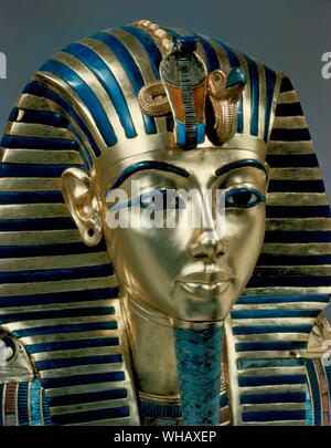 Tutankhamon - Tut Pl. 26 (XXVI) oro maschera (trovato da Howard Carter). Tutankhamon la maschera funeraria in oro massiccio, intarsiato con pietre semipreziose e pasta di vetro. Tukankhamen, da Christiane Desroches Noblecourt, la maschera di Tutankhamon della mummia è ora una famosa icona di Antico Egitto - close-up di Tutankhamun's caratteristiche facciali come rappresentato dal XVIII dinastia artigiani del giovane re della maschera di morte. L egittologo Howard Carter (impiegato da Lord Carnarvon) scoperto Tutankhamon la tomba (poiché designato KV62) nella Valle dei Re il 4 novembre 1922 vicino all'ingresso della tomba di Foto Stock