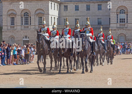 London, Westminster. Una truppa di Royal vita delle guardie lasciando la sfilata delle Guardie a Cavallo dopo la cerimonia del Cambio della Guardia. Foto Stock