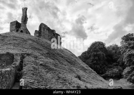 Dettagli e viste di Okehampton Castle, Devon, in Inghilterra in un giorno di pioggia con drammatica del cielo Foto Stock