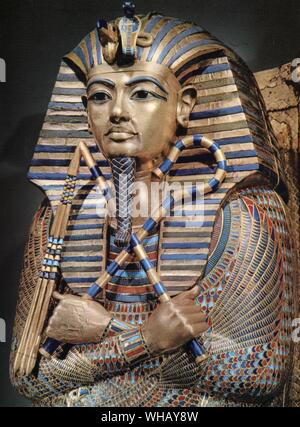 Dettaglio della seconda mummiform bara. Placcato oro legno intarsiato con pasta di vetro. Tukankhamen, da Christiane Desroches Noblecourt, pagina 267. L egittologo Howard Carter (impiegato da Lord Carnarvon) scoperto Tutankhamon la tomba (poiché designato KV62) nella Valle dei Re il 4 novembre 1922 vicino all'ingresso della tomba di Ramses VI. Carter ha contattato il suo patrono, e su 26 novembre di quell'anno sia per gli uomini è diventato il primo popolo ad immettere Tutankhamon la tomba in oltre 3000 anni. Dopo molte settimane di attento scavo, il 16 febbraio 1923 Carter aperto la camera interna e vide per la prima volta il Foto Stock