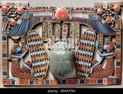 Il re della lembi pettorali decorate con scarabeo alato protetto dalle due dee Iside e Nefti. Oro cloisonne con pasta di vetro. Tukankhamen, da Christiane Desroches Noblecourt, pagina 187. Foto Stock
