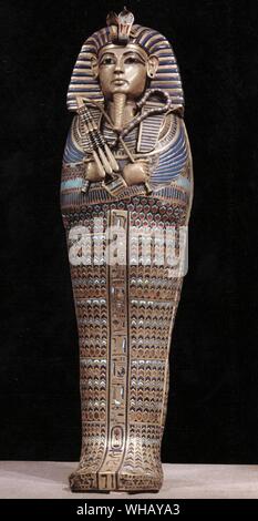 Uno dei quattro piccoli, oro mummiform bare poste in canopi urne contenenti del re dei visceri. Tukankhamen, da Christiane Desroches Noblecourt, pagina 162. Foto Stock