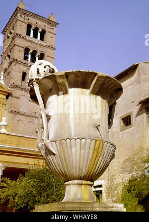 Le acque di Roma da H. V. Morton. Il cantharus fontana nel cortile di Santa Cecilia in Trastevere. Foto Stock