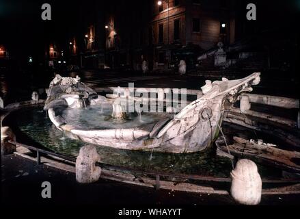 Le acque di Roma da H. V. Morton. La Barcaccia in piazza di Spagna. Pl. 4, p. 44. Nella piazza di base è il primo barocco chiamato fontana della Barcaccia (il brutto barca), spesso accreditato di Pietro Bernini, padre del più famoso figlio Gian Lorenzo Bernini, che collaborò alla decorazione. Secondo una leggenda, Papa Urbano VIII aveva una fontana mettere nel posto come egli era stato colpito da una barca ha portato qui da un'alluvione del fiume Tevere. . Foto Stock