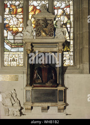 Il Monumento di Shakespeare, eventualmente da Gheerart Janssen, c.1616-23. Chiesa della Santa Trinità, Stratford.. Con il permesso del vicario e Churchwardens della Chiesa della Santa Trinità, Stratford.. William Shakespeare monumento funerario si trova all'interno della chiesa della Santa Trinità, Stratford-upon-Avon, Warwickshire, Regno Unito, la stessa chiesa in cui fu battezzato. Il monumento è montata su una parete al di sopra di Shakespeare's grave. Esso offre un busto del poeta, che detiene un tubetto penna in una mano e un pezzo di carta in un'altra. Le sue braccia sono in appoggio su di un cuscino. Al di sopra di lui è la famiglia Shakespeare stemma del su entrambi i Foto Stock