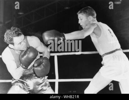 Aus., Melbourne, Olimpiadi, 1956: Terry Spinks, 18 anni londinese, conduce con una sinistra a Mircea Dobrescu della Romania durante il loro peso mosca finale. Spinks ha vinto la medaglia d'oro. Foto Stock