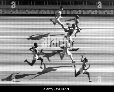 La photo finish per la 100 metri mostra finale che Harrison Dillard (Stati Uniti) ha vinto. I Giochi Olimpici di Londra 1948. . . . . Foto Stock