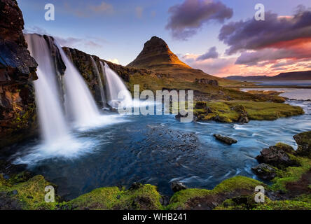 Alba sul Kirkjufell (Chiesa Montagna in islandese) e cascata Kirkjufellsfoss, vicino Grundarfjoraur, Snaefellsnes Peninsula, Western Islanda Foto Stock