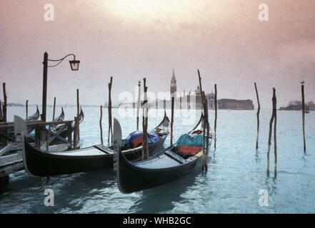 Italia Veneto Venezia. Gondole presso il Palazzo dei Dogi. Foto Stock