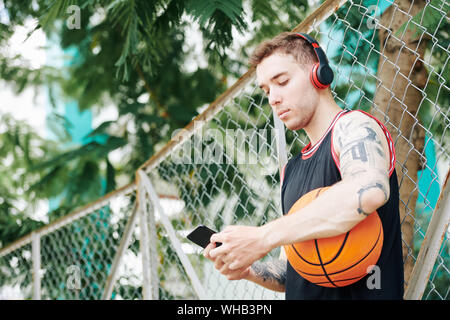 Giocatore di basket con cuffie in azione su corte Foto stock - Alamy