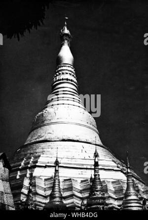 Il Drago Shawa Pagoda di Rangoon -. Il Majestic Shwedagon (Golden Dagon) Pagoda, Rangoon, Myanmar, domina lo skyline di Rangoon da ogni punto di vista. Per i buddisti birmani questo è quanto di più sacro di tutti i siti in Myanmar, uno che tutti aspirano birmano per visitare almeno una volta nella loro vita. La leggenda narra che la Shwedagon è stato costruito per ospitare 8 peli di Buddha. questi resto in una camera al di sotto di una lastra dorata sotto il grande stupa dorato (cupola). Il golden stupa sorge 98m e solido è in costruzione. Si ritiene che sia stato costruito dal Mon persone tra il sesto e il decimo Foto Stock