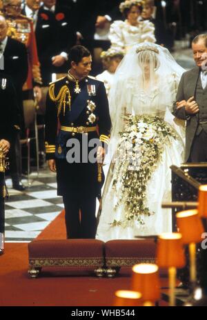Matrimonio del principe e della Principessa di Galles (Lady Diana Spencer) 29 luglio 1981 con il Conte Spencer all inizio della cerimonia in St. Pauls.. Foto Stock